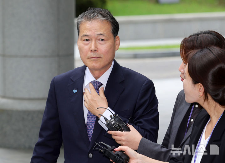 [서울=뉴시스] 홍효식 기자 = 김영호 통일부 장관이 20일 서울 서초구 서울고등법원에 마련된 조은석 내란 특검 사무실에 참고인 신분으로 출석하고 있다. 2025.07.20. yesphoto@newsis.com