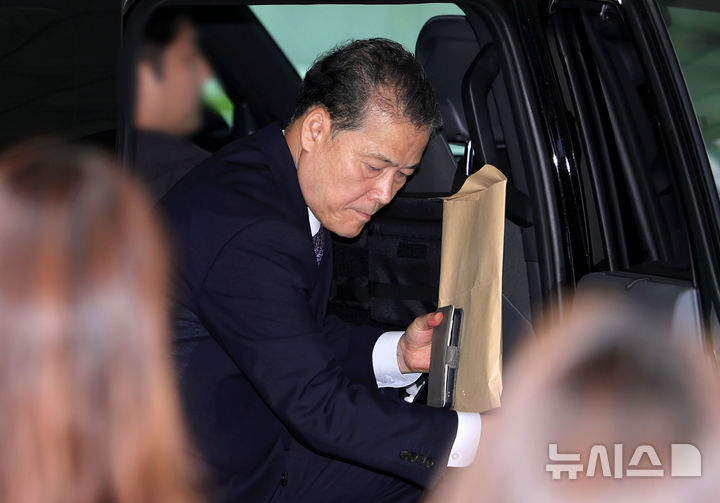 [서울=뉴시스] 홍효식 기자 = 김영호 통일부 장관이 20일 서울 서초구 서울고등법원에 마련된 조은석 내란 특검 사무실에 참고인 신분으로 출석하고 있다. 2025.07.20. yesphoto@newsis.com