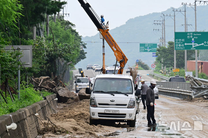[산청=뉴시스] 차용현 기자 = 20일 오전 경남 산청군을 가로지르는 산청대로에 지난 19일 폭우로 산사태가 발생하자 관계자들이 복구작업을 펼치고 있다. 2025.07.20.con@newsis.com