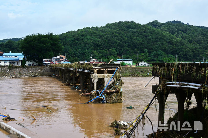 [산청=뉴시스] 차용현 기자 = 20일 오전 경남 산청군 문대마을 인근 문대교가 지난 19일 내린 폭우로 붕괴돼 있다.2025.07.20.con@newsis.com