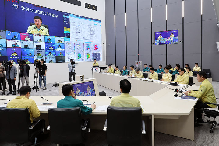 [세종=뉴시스] 강종민 기자 = 윤호중 행정안전부 장관이 20일 정부세종청사 중앙재난안전상황실에서 호우 대처 중앙재난안전대책본부 회의를 주재하고 있다.(사진=행안부 제공) 2025.07.20. photo@newsis.com *재판매 및 DB 금지