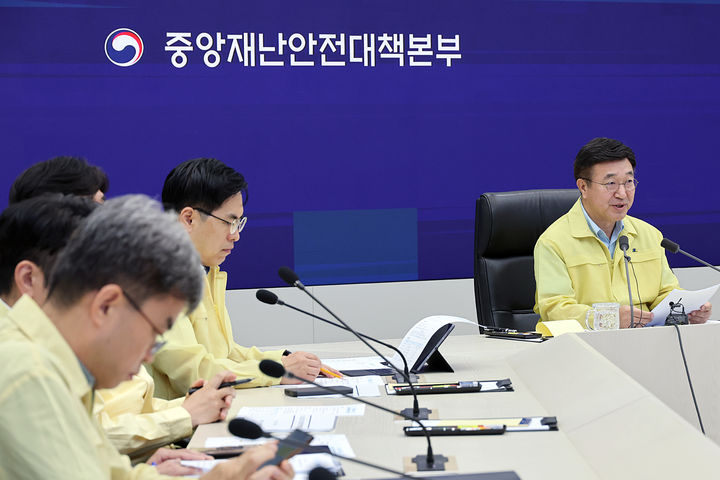 [세종=뉴시스] 강종민 기자 = 윤호중 행정안전부 장관이 20일 정부세종청사 중앙재난안전상황실에서 호우 대처 중앙재난안전대책본부 회의를 주재하고 있다.(사진=행안부 제공) 2025.07.20. photo@newsis.com *재판매 및 DB 금지