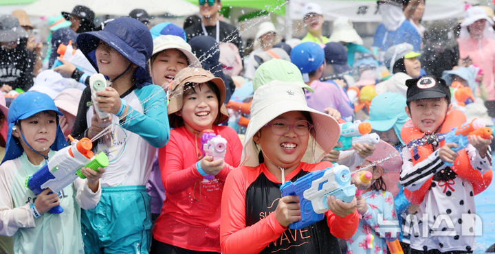 [부산=뉴시스] 하경민 기자 = '제3회 유엔남구 물놀이 축제'가 열린 20일 부산 남구 용호별빛공원에서 어린이들이 물총싸움을 하고 있다.&nbsp; 오는 28일까지 열리는 이번 축제에는 워터클라이밍, 물총싸움, 워터버블 파티, DIY 체험존 등 다양한 물놀이 시설이 운영된다. 해당 사진은 기사 내용과 관련이 없습니다. 2025.07.20. yulnetphoto@newsis.com