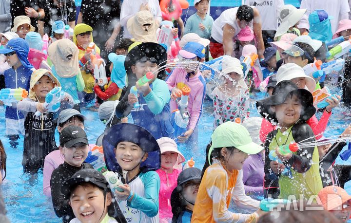 [부산=뉴시스] 하경민 기자 = '제3회 유엔남구 물놀이 축제'가 열린 20일 부산 남구 용호별빛공원에서 어린이들이 물총싸움을 하고 있다. 2025.07.20. yulnetphoto@newsis.com