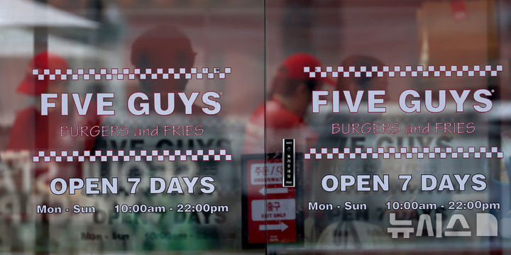 [서울=뉴시스] 김진아 기자 = 서울 시내 파이브가이즈 매장. 2025.07.20. bluesoda@newsis.com