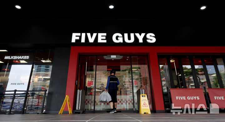 [서울=뉴시스] 서울 시내 파이브가이즈 매장. photo@newsis.com