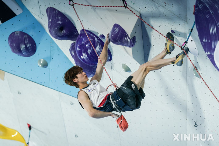 [마드리드=신화/뉴시스] 이도현이 19일(현지 시간) 스페인 마드리드에서 열린 2025 국제스포츠클라이밍연맹(IFSC) 클라이밍 월드컵 12차 남자부 리드 결승 경기를 펼치고 있다. 이도현은 40+홀드를 기록해 히네스 로페스(스페인·40홀드), 사토네 요시다(일본·39+홀드)를 제치고 금메달을 차지했다. 2025.07.20.