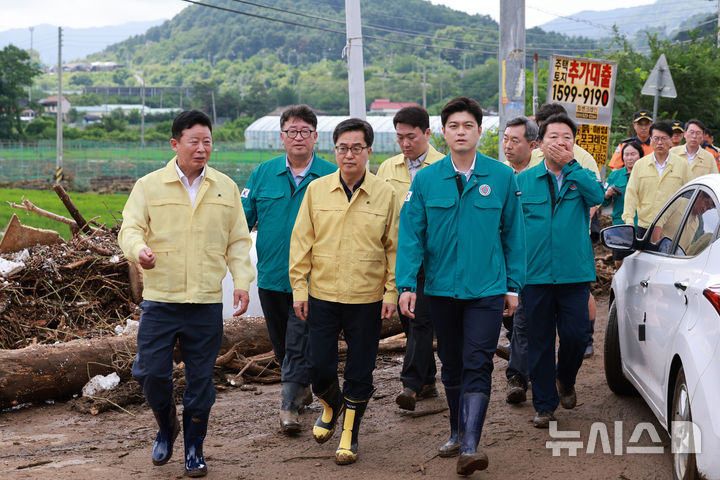 [가평=뉴시스] 이영환 기자 = 김동연 경기도지사가 20일 오후 집중호우로 인해 홍수 경보가 발령됐던 경기 가평군 상면 대보교 현장을 점검하고 있다. 2025.07.20. 20hwan@newsis.com