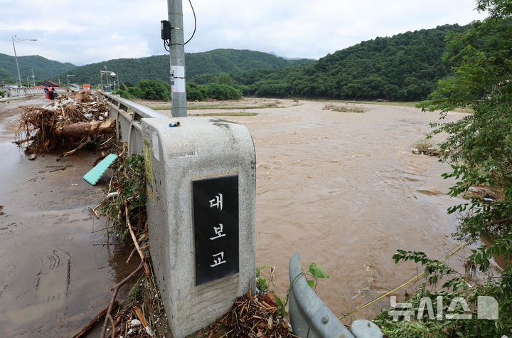 [가평=뉴시스] 이영환 기자 = 20일 오후 집중호우로 인해 홍수 경보가 발령됐던 경기 가평군 상면 대보교에 쓸려온 나무와 토사물이 치워져 있다. 2025.07.20. 20hwan@newsis.com
