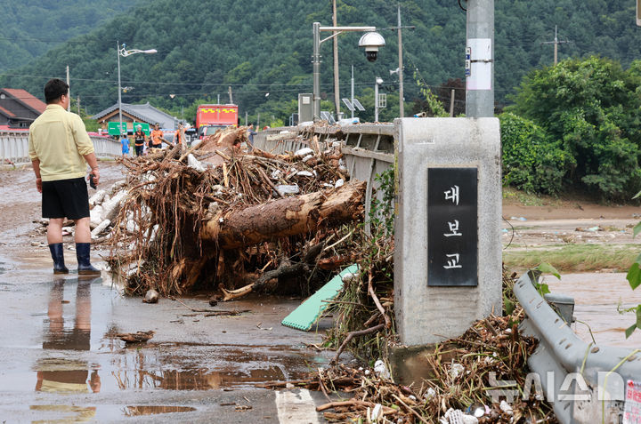 [가평=뉴시스] 이영환 기자 = 집중호우로 인해 홍수 경보가 발령됐던 경기 가평군 상면 대보교에 쓸려온 나무와 토사물이 치워져 있다. 2025.07.20. 20hwan@newsis.com