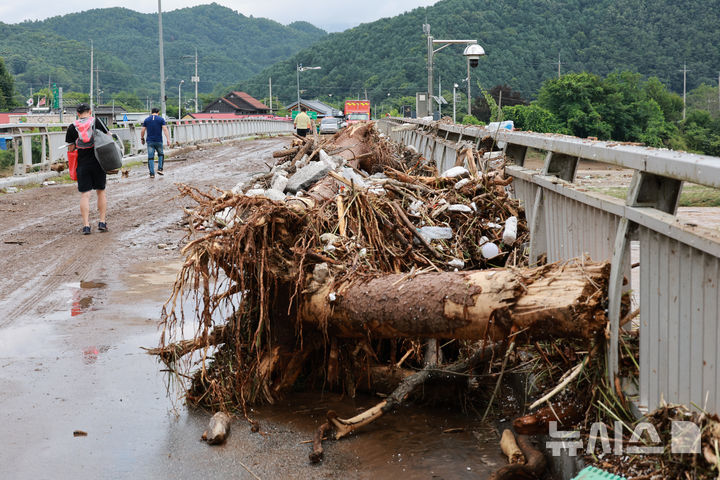 [가평=뉴시스] 이영환 기자 = 20일 오후 집중호우로 인해 홍수 경보가 발령됐던 경기 가평군 상면 대보교에 쓸려온 나무와 토사물이 치워져 있다. 2025.07.20. 20hwan@newsis.com
