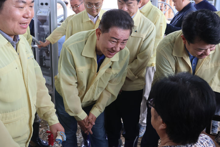 [서울=뉴시스] 김금보 기자 = 김병기 더불어민주당 당대표 직무대행 겸 원내대표가 20일 충남 아산시 호우피해 현장을 점검하고 있다. (사진=김병기 의원실 제공) 2025.07.20. photo@newsis.com *재판매 및 DB 금지
