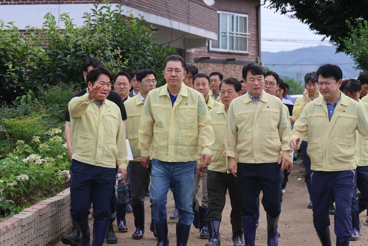 [서울=뉴시스] 김금보 기자 = 김병기 더불어민주당 당대표 직무대행 겸 원내대표가 20일 충남 아산시 호우피해 현장을 점검하고 있다. (사진=김병기 의원실 제공) 2025.07.20. photo@newsis.com *재판매 및 DB 금지