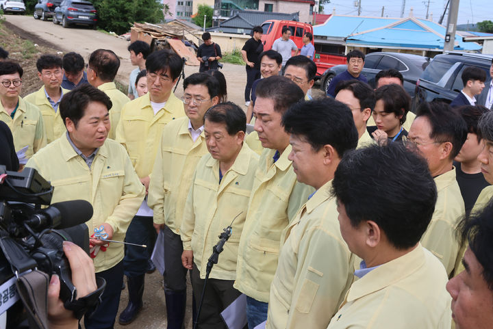 [서울=뉴시스] 김금보 기자 = 김병기 더불어민주당 당대표 직무대행 겸 원내대표가 20일 충남 아산시 호우피해 현장을 점검하고 있다. (사진=김병기 의원실 제공) 2025.07.20. photo@newsis.com *재판매 및 DB 금지