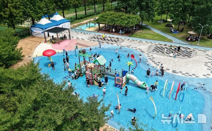 [대구=뉴시스] 이무열 기자 = 전국에 호우특보가 모두 해제되고 더운 날씨를 보인 20일 대구 수성구 수성패밀리파크 물놀이장에 시민들이 물놀이를 하고 있다. 2025.07.20. lmy@newsis.com