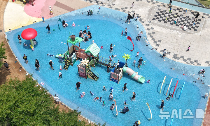[대구=뉴시스] 이무열 기자 = 전국에 호우특보가 모두 해제되고 더운 날씨를 보인 20일 대구 수성구 수성패밀리파크 물놀이장에 시민들이 물놀이를 하고 있다. 2025.07.20. lmy@newsis.com
