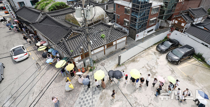 [서울=뉴시스] 홍효식 기자 = 초복인 20일 서울 종로구 한 삼계탕 가게를 찾은 사람들이 입장을 기다리고 있다. 2025.07.20. yesphoto@newsis.com