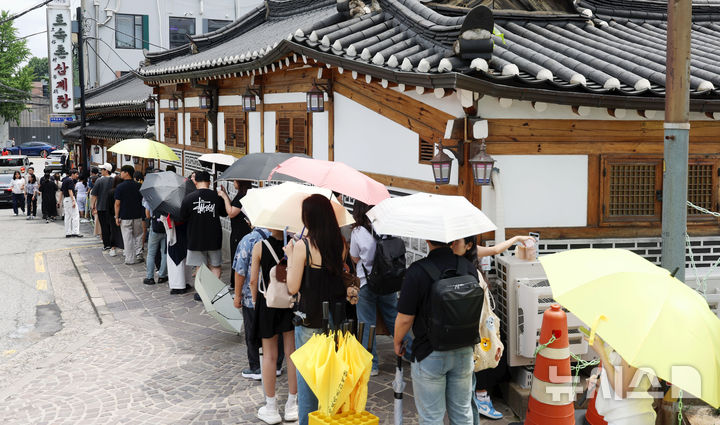 [서울=뉴시스] 홍효식 기자 = 초복인 20일 서울 종로구 한 삼계탕 가게를 찾은 사람들이 입장을 기다리고 있다. 2025.07.20. yesphoto@newsis.com