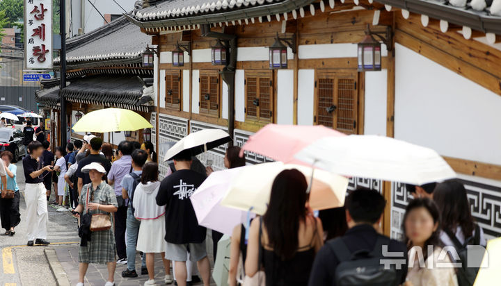 [서울=뉴시스] 홍효식 기자 = 초복인 20일 서울 종로구 한 삼계탕 가게를 찾은 사람들이 입장을 기다리고 있다. 2025.07.20. yesphoto@newsis.com