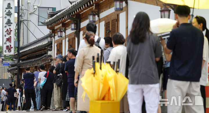 [서울=뉴시스] 홍효식 기자 = 초복인 20일 서울 종로구 한 삼계탕 가게를 찾은 사람들이 입장을 기다리고 있다. 2025.07.20. yesphoto@newsis.com