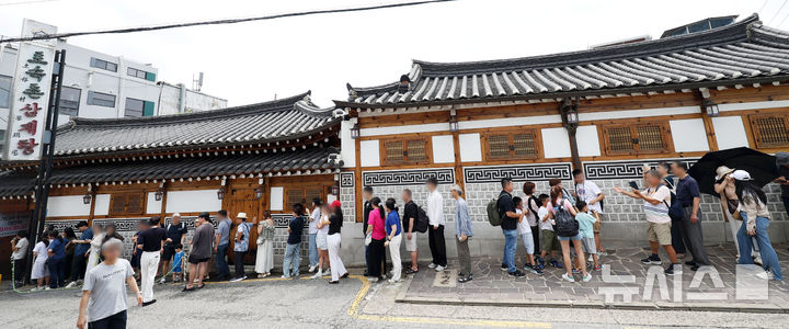 [서울=뉴시스] 홍효식 기자 = 초복인 20일 서울 종로구 한 삼계탕 가게를 찾은 사람들이 입장을 기다리고 있다. 2025.07.20. yesphoto@newsis.com