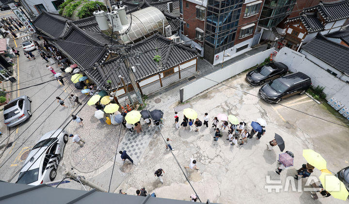 [서울=뉴시스] 홍효식 기자 = 초복인 20일 서울 종로구 한 삼계탕 가게를 찾은 사람들이 입장을 기다리고 있다. 2025.07.20. yesphoto@newsis.com
