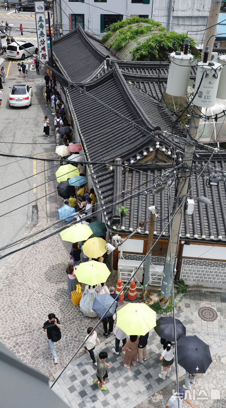 [서울=뉴시스] 홍효식 기자 = 초복인 20일 서울 종로구 한 삼계탕 가게를 찾은 사람들이 입장을 기다리고 있다. 2025.07.20. yesphoto@newsis.com