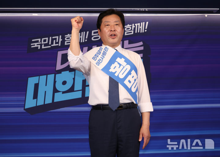 [서울=뉴시스] 김금보 기자 = 황명선 더불어민주당 최고위원 후보가 20일 서울 여의도 더불어민주당 당사에서 열린 당대표 및 최고위원 선출을 위한 영남권 합동연설회에서 기념촬영을 하고 있다. 2025.07.20. kgb@newsis.com