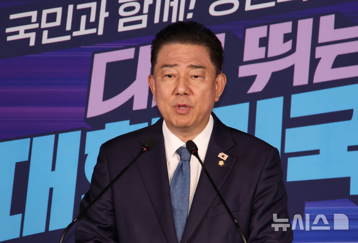 [서울=뉴시스] 김금보 기자 = 김병기 더불어민주당 당대표 직무대행 겸 원내대표가 20일 서울 여의도 더불어민주당 당사에서 열린 당대표 및 최고위원 선출을 위한 영남권 합동연설회에서 인사말을 하고 있다. 2025.07.20. kgb@newsis.com