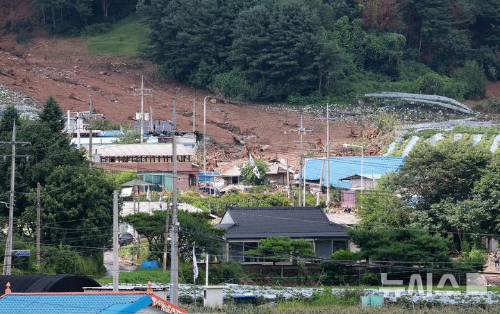 [가평=뉴시스] 이영환 기자 = 20일 경기 가평군 조종면 신상리 일대에 쏟아진 폭우로 산사태가 발생해 주택들이 파손되어 있다. 2025.07.20. 20hwan@newsis.com