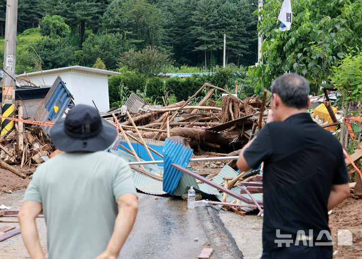 [가평=뉴시스] 이영환 기자 = 20일 경기 가평군 조종면 신상리 일대에 쏟아진 폭우로 산사태가 발생해 주택들이 파손되어 있다. 2025.07.20. 20hwan@newsis.com