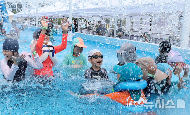 [서울=뉴시스] 추상철 기자 = 20일 오후 서울 종로구 광화문광장에 마련된 ‘2025 서울썸머비치’ 물놀이장에서 어린이들이 물놀이를 즐기며 더위를 식히고 있다. 2025.07.20. scchoo@newsis.com