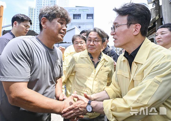 [광주=뉴시스] 이영주 기자 = 김민석 국무총리가 20일 폭우로 침수피해를 입은 광주 북구 신안교 인근 주택을 찾아 피해 주민을 위로하고 당시 상황을 듣고 있다. 2025.07.20. leeyj2578@newsis.com