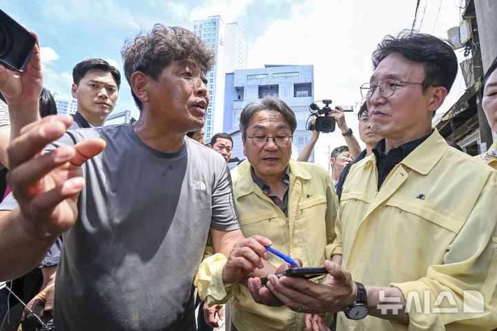 [광주=뉴시스] 이영주 기자 = 김민석 국무총리가 20일 폭우로 침수피해를 입은 광주 북구 신안교 인근 주택을 찾아 피해 주민을 위로하고 당시 상황을 듣고 있다. 2025.07.20. leeyj2578@newsis.com
