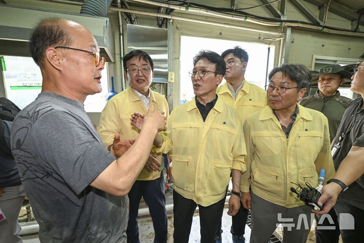 [광주=뉴시스] 이영주 기자 = 김민석 국무총리가 20일 폭우로 침수피해를 입은 광주 북구 신안교 인근 창고를 찾아 피해 주민을 위로하고 당시 상황을 듣고 있다. 2025.07.20. leeyj2578@newsis.com