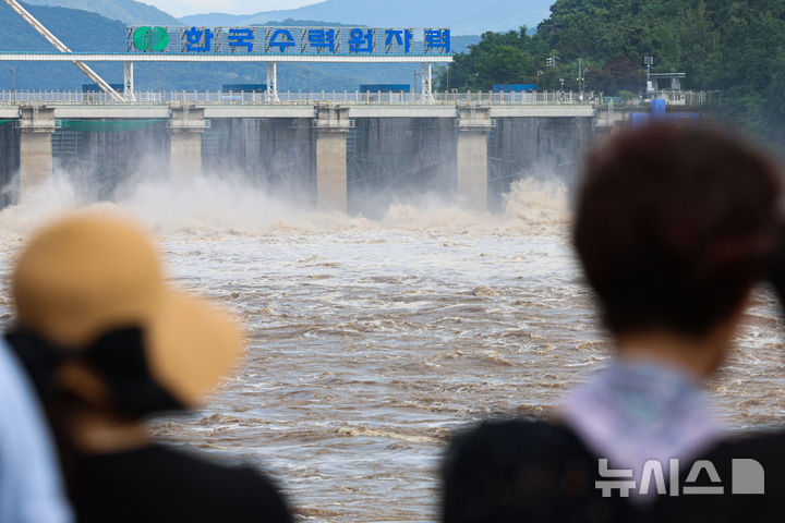 [하남=뉴시스] 권창회 기자 = 경기 하남시 팔당댐 인근에서 시민이 집중호우로 방류 중인 댐을 보고 있다. 2025.07.20. kch0523@newsis.com