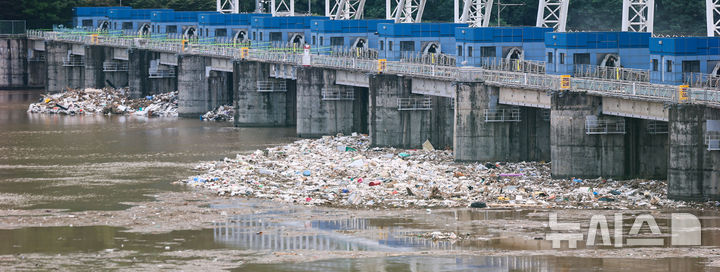 [하남=뉴시스] 권창회 기자 = 20일 경기 하남시 팔당댐 뒷편에 장맛비에 유입된 쓰레기들이 쌓여 있다. 2025.07.20. kch0523@newsis.com