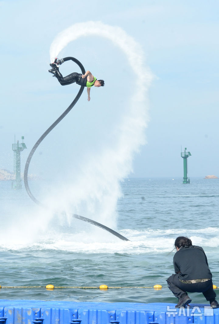 [울산=뉴시스] 배병수 기자 = 20일 울산 동구 일산해수욕장 일원에서 열린 ‘2025 울산 조선해양축제’에서 플라이보드 쇼가 펼쳐지고 있다. 2025.07.20.bbs@newsis.com.