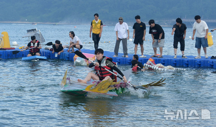 [울산=뉴시스] 배병수 기자 = 20일 울산 동구 일산해수욕장 일원에서 열린 ‘2025 울산 조선해양축제’에서 기발한 배 레이싱이 펼쳐지고 있다. 2025.07.20.bbs@newsis.com.