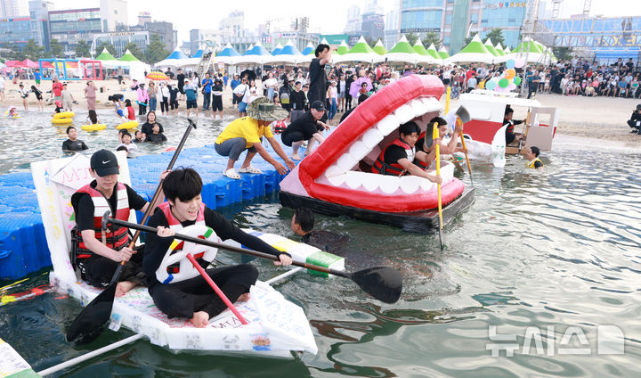 [울산=뉴시스] 배병수 기자 = 20일 울산 동구 일산해수욕장 일원에서 열린 ‘2025 울산 조선해양축제’에서 기발한 배 레이싱이 펼쳐지고 있다. 2025.07.20.bbs@newsis.com.