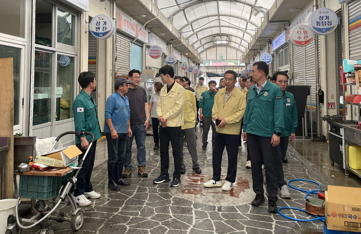 [서울=뉴시스] 조성우 기자 = 노용석 중소벤처기업부 차관이 20일 경남 합천 삼가시장을 방문해 집중호우 피해 현장을 점검하고 있다. (사진=중소벤처기업부 제공) 2025.07.20. photo@newsis.com *재판매 및 DB 금지