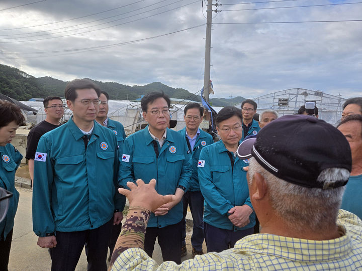 [서울=뉴시스] 김금보 기자 = 송언석 국민의힘 비상대책위원장 겸 원내대표가 20일 경남 산청군 호우 및 산사태 피해 지역에서 주민들의 의견을 듣고 있다. (사진=국민의힘 제공) 2025.07.20. photo@newsis.com *재판매 및 DB 금지