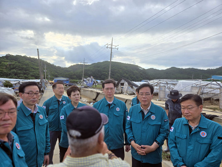 [서울=뉴시스] 김금보 기자 = 송언석 국민의힘 비상대책위원장 겸 원내대표가 20일 경남 산청군 호우 및 산사태 피해 지역에서 주민들의 의견을 듣고 있다. (사진=국민의힘 제공) 2025.07.20. photo@newsis.com *재판매 및 DB 금지