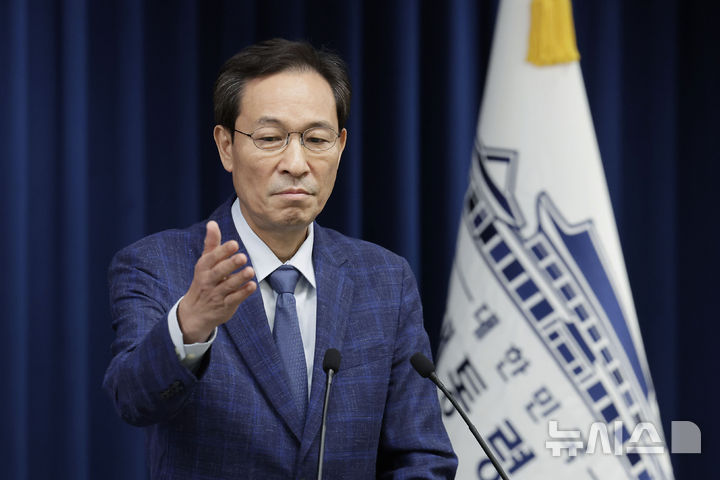 [서울=뉴시스] 최동준 기자 = 우상호 정무수석이 20일 서울 용산 대통령실 청사에서 이진숙 교육부 장관 후보자 지명 철회 브리핑을 마친 뒤 취재진 질문을 받고 있다. 2025.07.20. photocdj@newsis.com