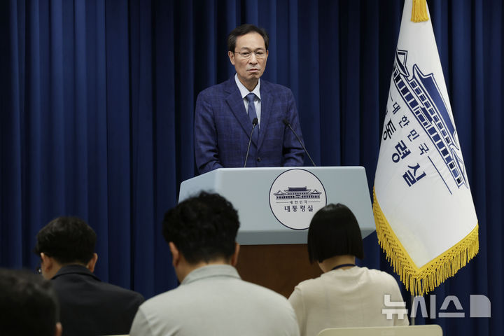 [서울=뉴시스] 최동준 기자 = 우상호 정무수석이 20일 서울 용산 대통령실 청사에서 이진숙 교육부 장관 후보자 지명 철회 브리핑을 하고 있다. 2025.07.20. photocdj@newsis.com
