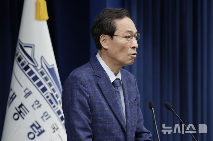 [서울=뉴시스] 최동준 기자 = 우상호 정무수석이 20일 서울 용산 대통령실 청사에서 이진숙 교육부 장관 후보자 지명 철회 브리핑을 하고 있다. 2025.07.20. photocdj@newsis.com