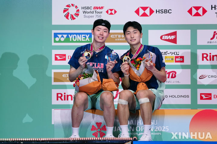 [도쿄=신화/뉴시스] 김원호(오른쪽)와 서승재가 20일 일본 도쿄 메트로폴리탄 체육관에서 열린 2025 세계배드민턴연맹(BWF) 월드 투어 슈퍼 750 일본오픈 남자 복식 정상에 올라 시상대에서 기념 촬영하고 있다. 김원호-서승재 조(3위)는 결승에서 고제페이-누르이주딘 조(1위·말레이시아)를 2-0(21-16 21-17)으로 꺾고 우승하며 시즌 5승을 기록했다. 2025.07.21.