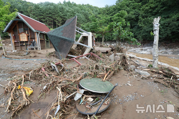 [가평=뉴시스] 권창회 기자 = 지난 7월 20일 경기 가평군 마일리 일대에 쏟아진 폭우로 산사태가 발생해 한 캠핑장이 망가져 있다. 2025.07.20. kch0523@newsis.com