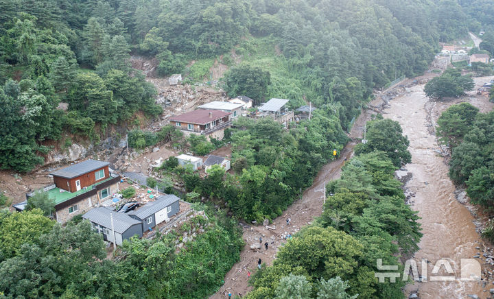 [가평=뉴시스] 권창회 기자 = 20일 산사태가 발생한 경기 가평군 마일리 일대에 폭우로 인한 산사태가 발생해 마을이 엉망이다. 2025.07.20. kch0523@newsis.com