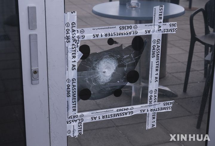 [오슬로( 노르웨이)= 신화/뉴시스] 놀웨이의 수도 오슬로 중심가에서 9월 23일(현지시간) 오후에 큰 폭발음이 들린 뒤 한 복면 남성이 현장에서 달아났다고 현지 방송국이 보도했다.  사진은 7월 20일 오슬로 시내의 한 쇼핑센터 카페에서 총격사건이 발생, 카페 유리창문에 총탄 자국이 난 광경.  2025. 09.24.  